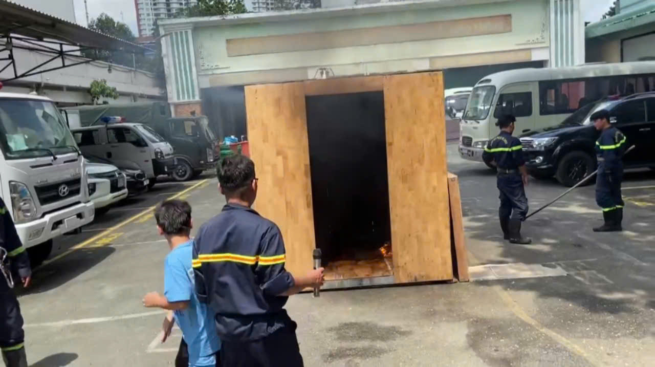 THIẾU NHI DIỄN TẬP CHỮA CHÁY BẰNG BÌNH CHỮA CHÁY DẠNG NÉM NINJA@