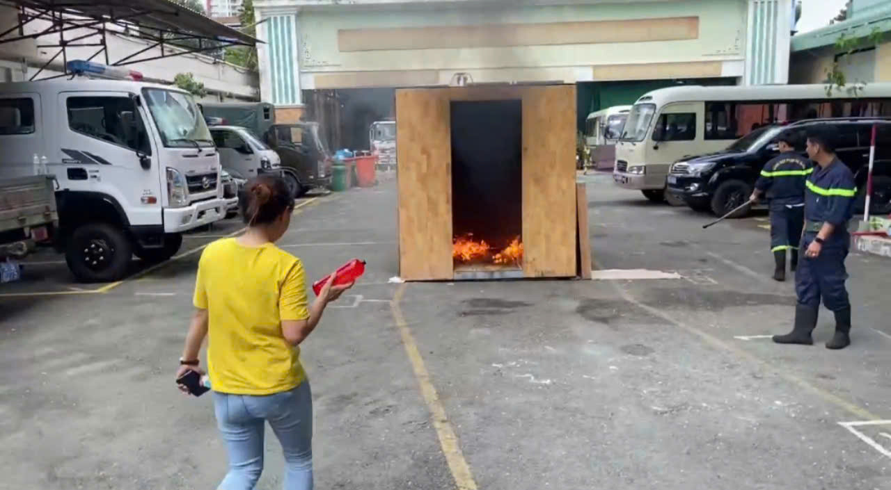 CHỊ EM PHỤ NỮ CHỮA CHÁY BẰNG BÌNH CHỮA CHÁY DẠNG NÉM NINJA@