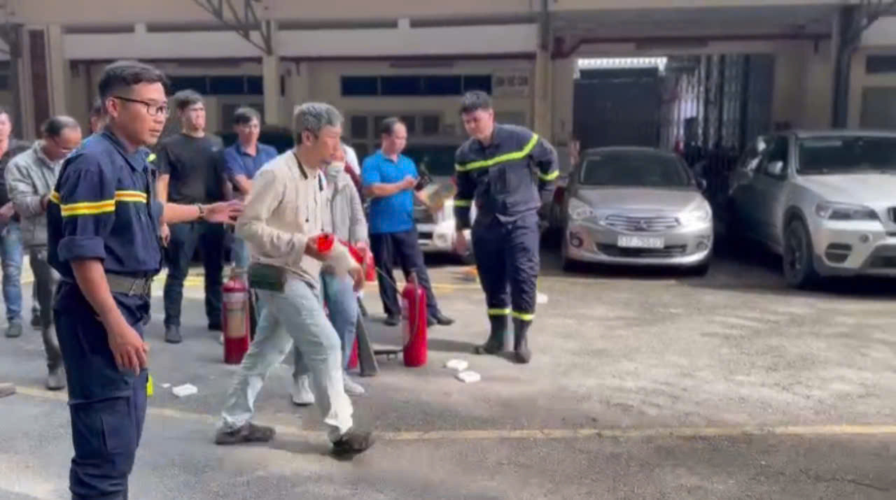 Tập huấn PCCC bằng bình chữa cháy dạng ném Ninja@ tại Quận 10