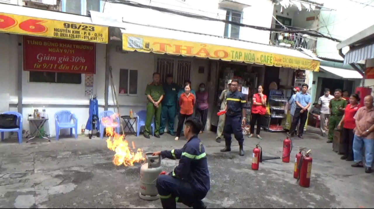 DIỄN TẬP CHỮA CHÁY BÌNH GAS BẰNG BÌNH CHỮA CHÁY DẠNG NÉM NINJA@