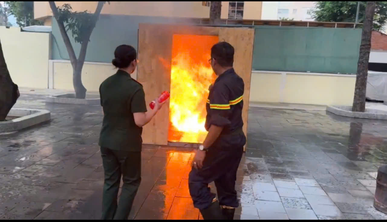 TẬP HUẤN PCCC TẠI VIỆN QUÂN Y 115